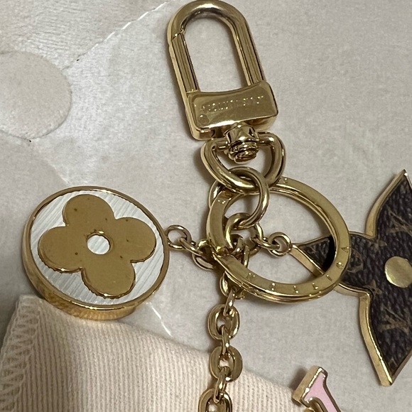 Gold metal Louis Vuitton LV  Bag Charm & Key Holder - Picture 9 of 13